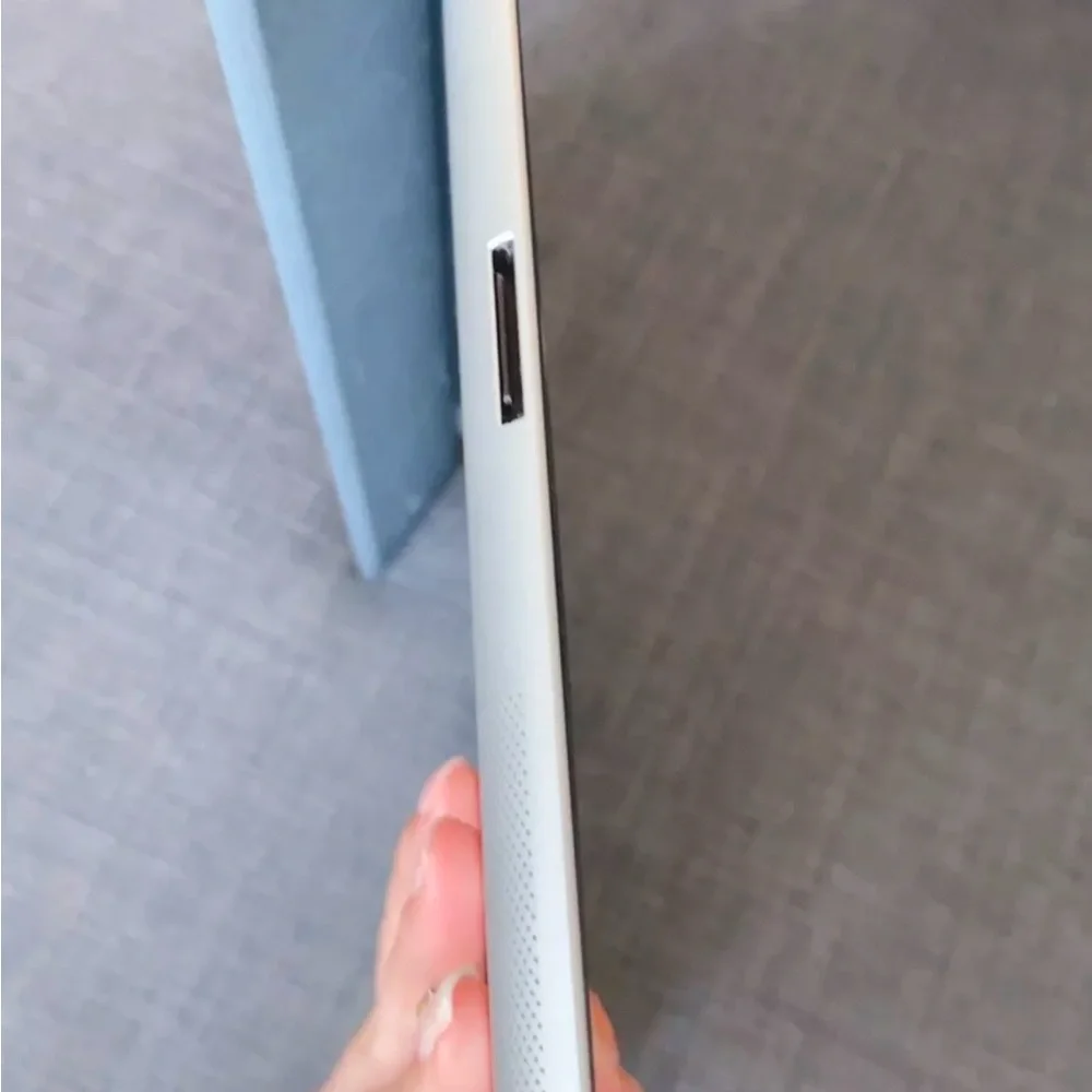 Apple iPad 2nd generation silver Tablet